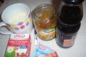 Panna Cotta cu sirop de visine si gem de caise