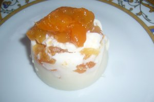 Panna Cotta cu sirop de visine si gem de caise