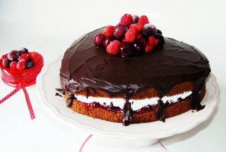 Tort inima cu fructe, frisca si ciocolata