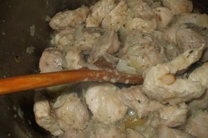 Fricassée de caïon/Carne de porc in sos de vin (Reteta Turul Frantei Eurosport)