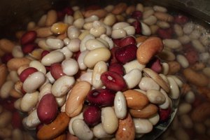 Ciorba de fasole uscata combinata, cu ciolan afumat