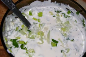 Aripi de curcan lipicioase cu sos de ceapa verde