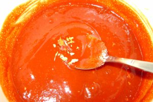 Aripi de curcan lipicioase cu sos de ceapa verde