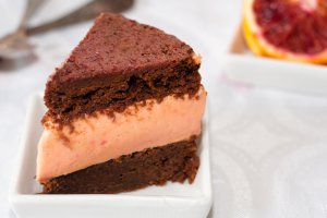 Tort cu blat de negresa si crema de portocale rosii