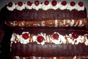 Chec de cacao si crema de iaurt cu cirese