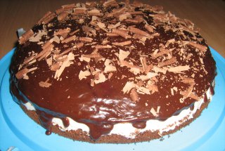 Tort aniversar cu afine, frisca si ciocolata