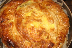 Placinta invartita cu branza dulce, smantana si stafide