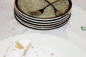 Placinta invartita cu branza dulce, smantana si stafide