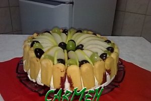 Tort de pere cu crema de iaurt.