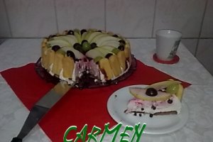 Tort de pere cu crema de iaurt.