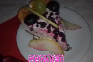 Tort de pere cu crema de iaurt.
