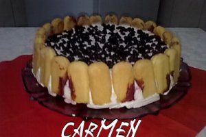 Tort de pere cu crema de iaurt.