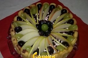 Tort de pere cu crema de iaurt.