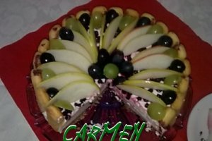 Tort de pere cu crema de iaurt.