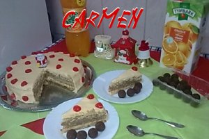 Tort cu doua creme si cirese confiate.