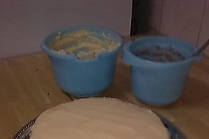 Tort cu doua creme si cirese confiate.