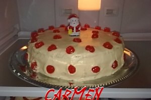 Tort cu doua creme si cirese confiate.