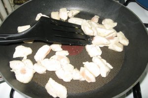 Spirale tricolore cu pui si sos cu masline si capere
