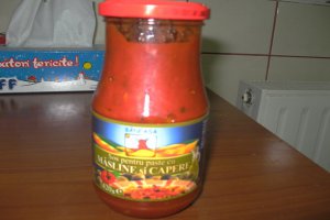 Spirale tricolore cu pui si sos cu masline si capere