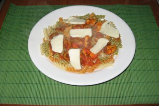 Spirale tricolore cu pui si sos cu masline si capere