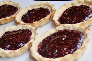 Tarte cu crema de ciocolata si zmeura