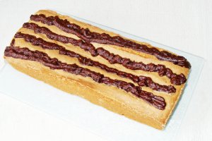 Chec din albusuri cu cacao si alune