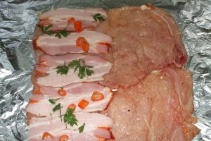 Friptura din piept de pui cu cascaval si garnitura de fructe – rulou