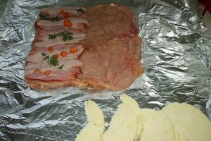 Friptura din piept de pui cu cascaval si garnitura de fructe – rulou