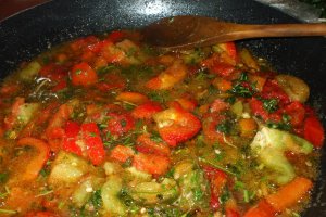 Friptura din piept de pui cu cascaval si garnitura de fructe – rulou