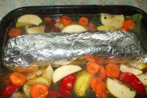 Friptura din piept de pui cu cascaval si garnitura de fructe – rulou