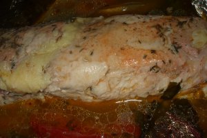 Friptura din piept de pui cu cascaval si garnitura de fructe – rulou