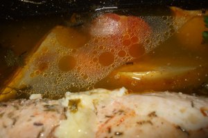 Friptura din piept de pui cu cascaval si garnitura de fructe – rulou