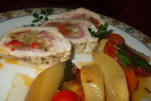 Friptura din piept de pui cu cascaval si garnitura de fructe – rulou
