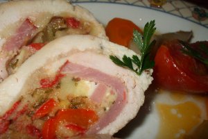 Friptura din piept de pui cu cascaval si garnitura de fructe – rulou