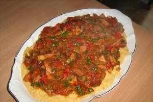 Naut batut cu sos, bacon, cirnaciori