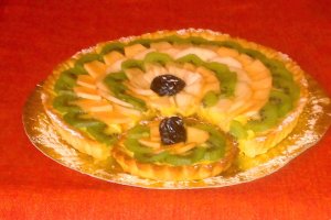 Tarta amaretto cu crema de vanilie si fructe