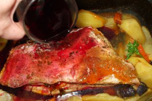 Friptura din piept de porc cu verdeturi si legume la cuptor