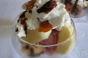 Inghetata asortata – vanilie, ciocolata, fructe