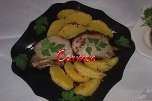 Cotlet de porc cu portocale si cartofi la cuptor.