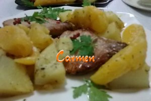 Cotlet de porc cu portocale si cartofi la cuptor.