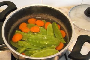 Friptura de porc cu pastai de mazare soté