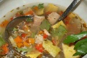 Ciorba de curcan cu costita si zdrente colorate