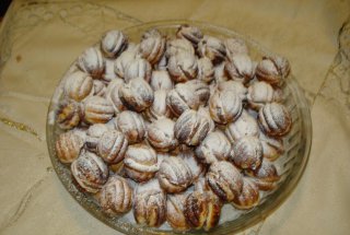 Nuci cu crema de ciocolata