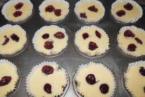 Cupcakes cu visine si crema de ciocolata