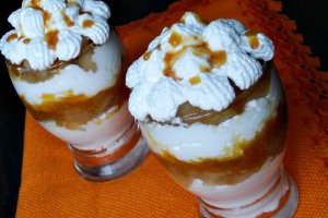 Desert la pahar cu mere, crema de branza si sos caramel
