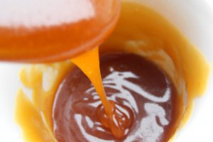 Desert la pahar cu mere, crema de branza si sos caramel