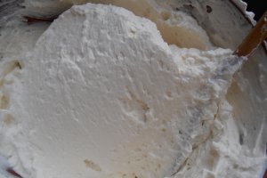 Desert la pahar cu mere, crema de branza si sos caramel