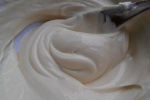 Desert la pahar cu mere, crema de branza si sos caramel