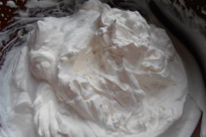 Desert la pahar cu mere, crema de branza si sos caramel