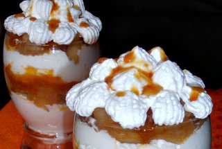 Desert la pahar cu mere, crema de branza si sos caramel